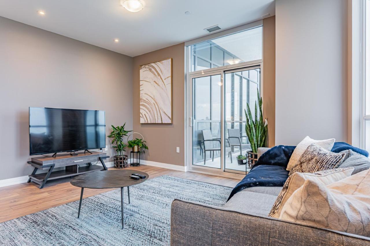 Amazing 3 Bed 4 Bath Penthouse With Roof Top Terrace Close To Airport Mississauga Exterior photo