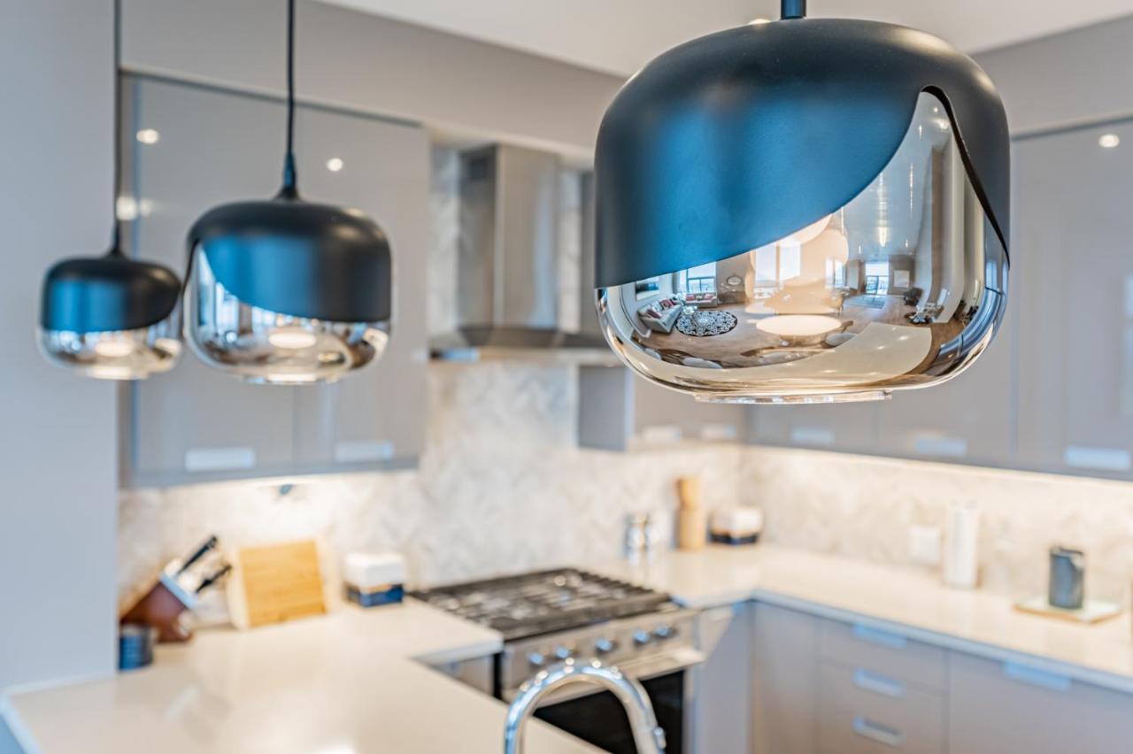 Amazing 3 Bed 4 Bath Penthouse With Roof Top Terrace Close To Airport Mississauga Exterior photo