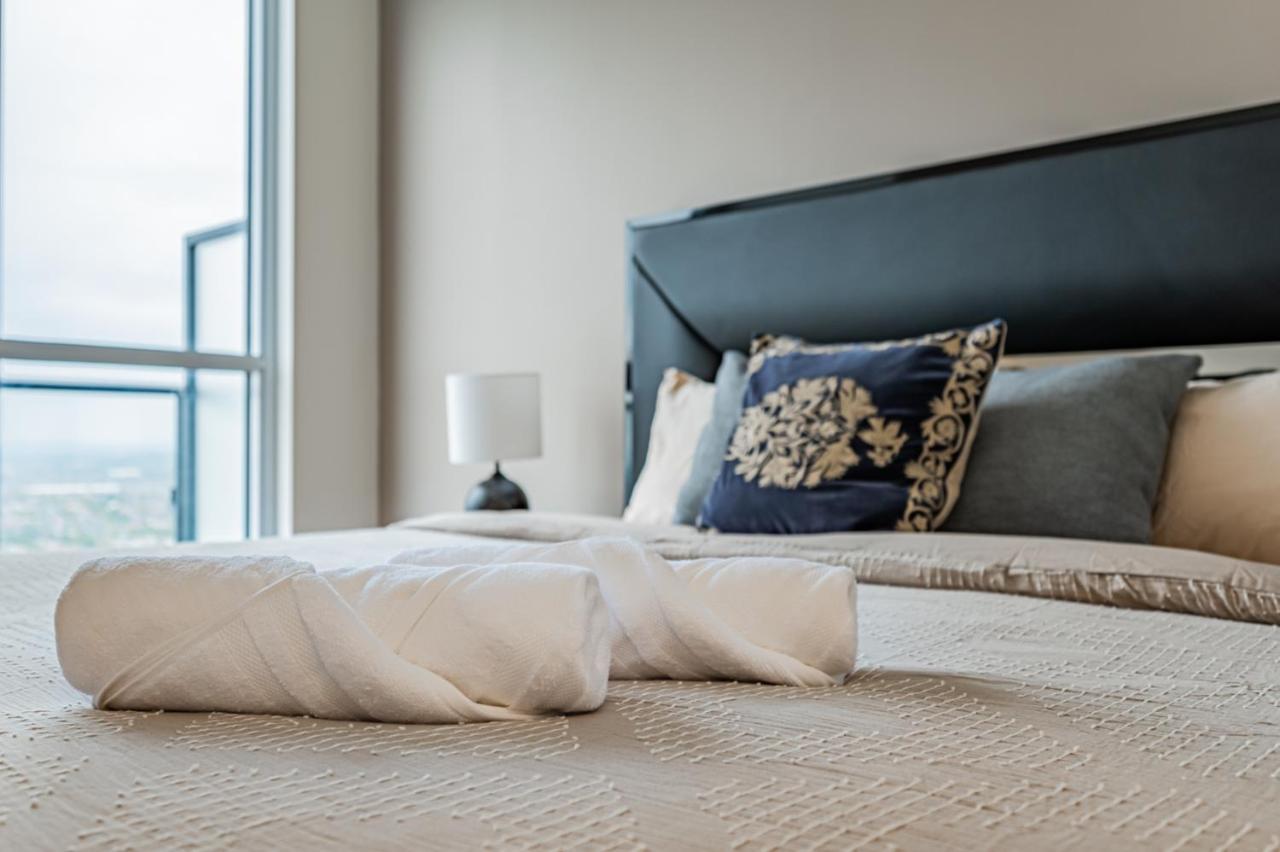 Amazing 3 Bed 4 Bath Penthouse With Roof Top Terrace Close To Airport Mississauga Exterior photo